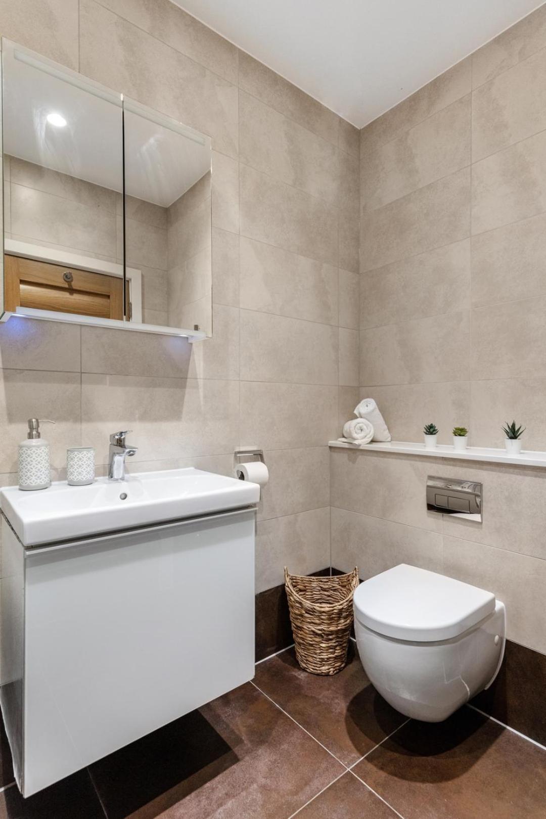 Appartamento Bnbnook - Spacious 2br - Walk To Soho & Oxford Street Londra